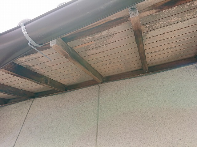 塗装がはがれ劣化した軒天井